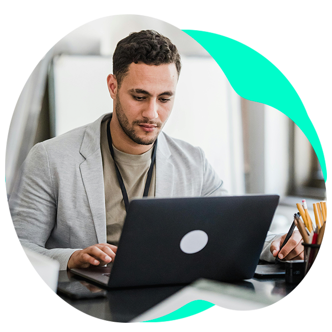 hombre en un computador programando para healthcare